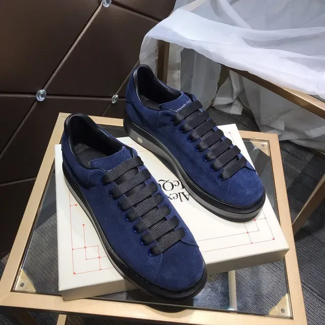 Alexander McQueen Sneakers Oversized Bleu Marine Daim Lifestyle 7