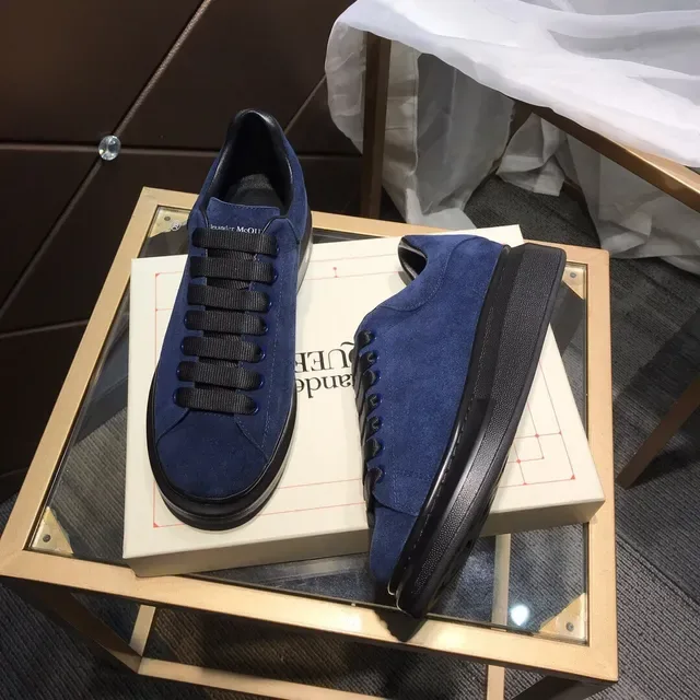 Alexander McQueen Sneakers Oversized Bleu Marine Daim Lifestyle 8