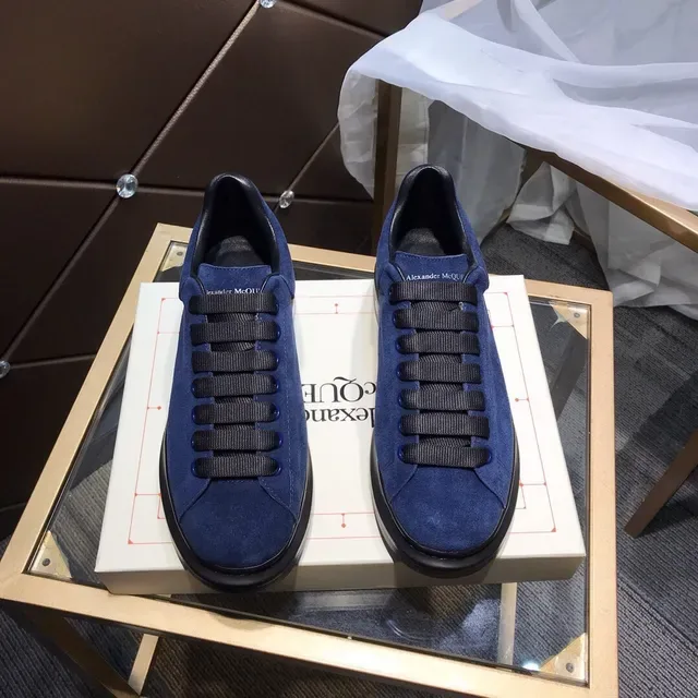 Alexander McQueen Sneakers Oversized Bleu Marine Daim Lifestyle 9