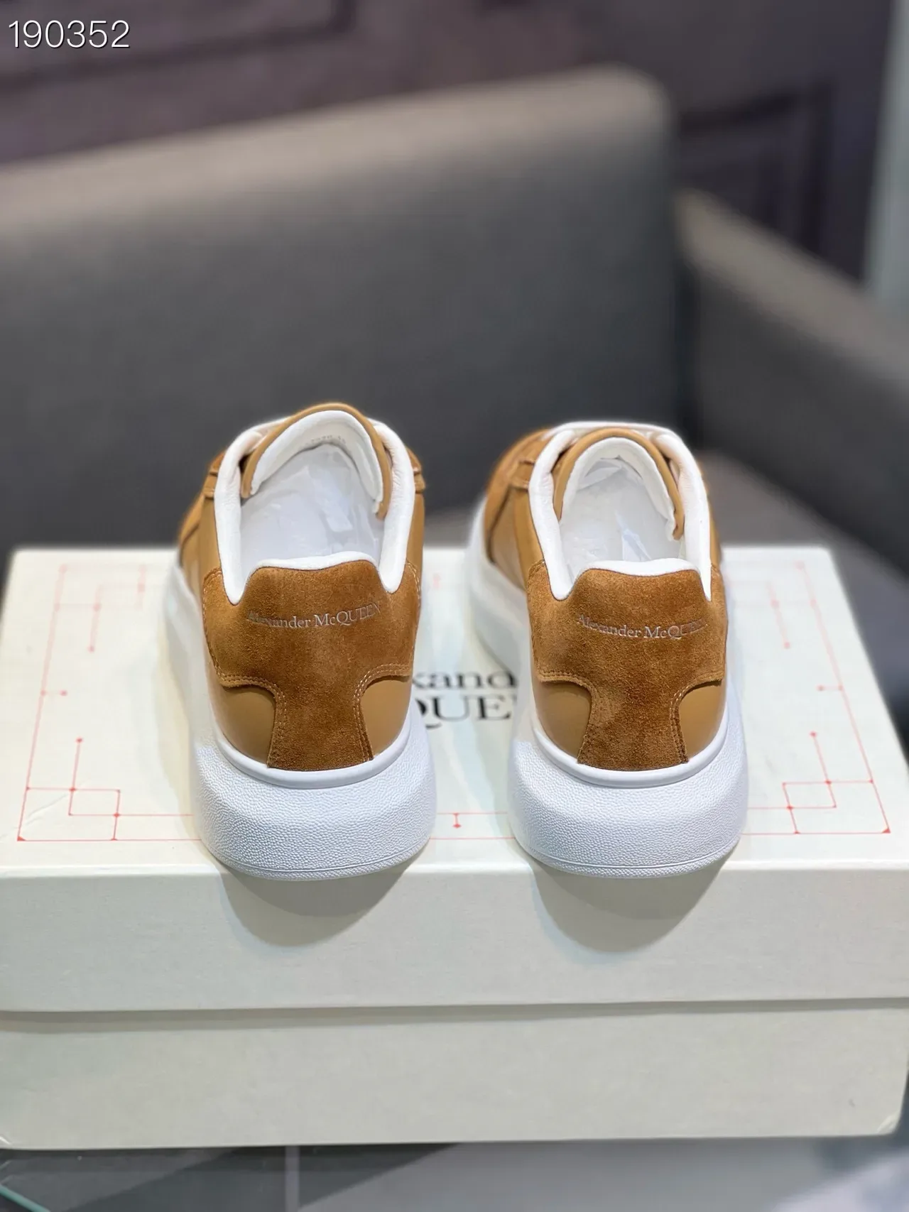 أليكسندر ماكوين حذاء رياضي oversized بلون تان سودي وجلد أحذية lifestyle 2
