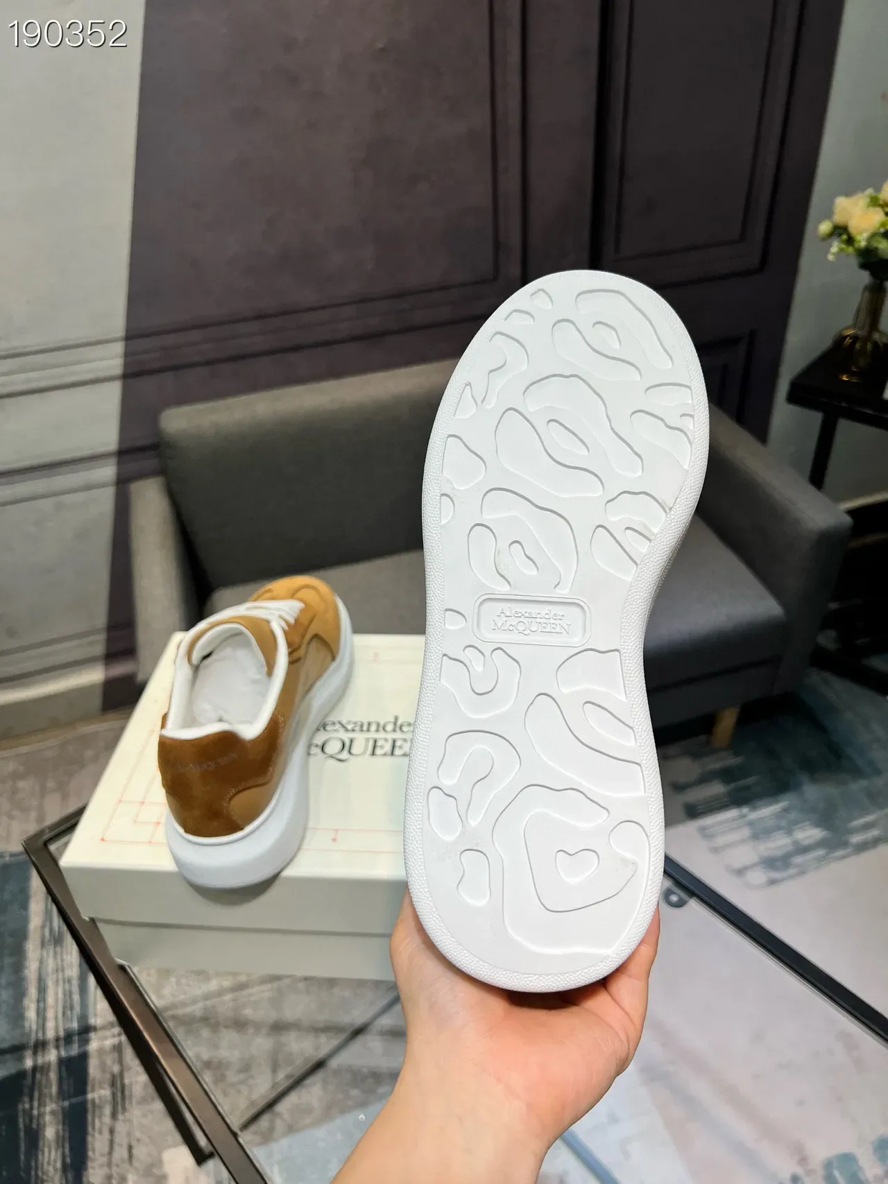 أليكسندر ماكوين حذاء رياضي oversized بلون تان سودي وجلد أحذية lifestyle 3