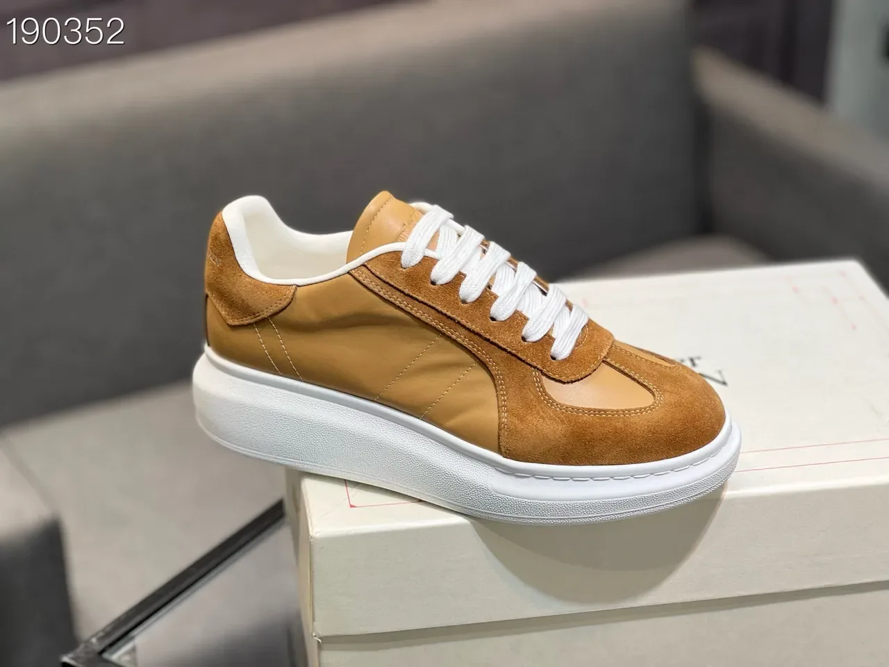 أليكسندر ماكوين حذاء رياضي oversized بلون تان سودي وجلد أحذية lifestyle 4