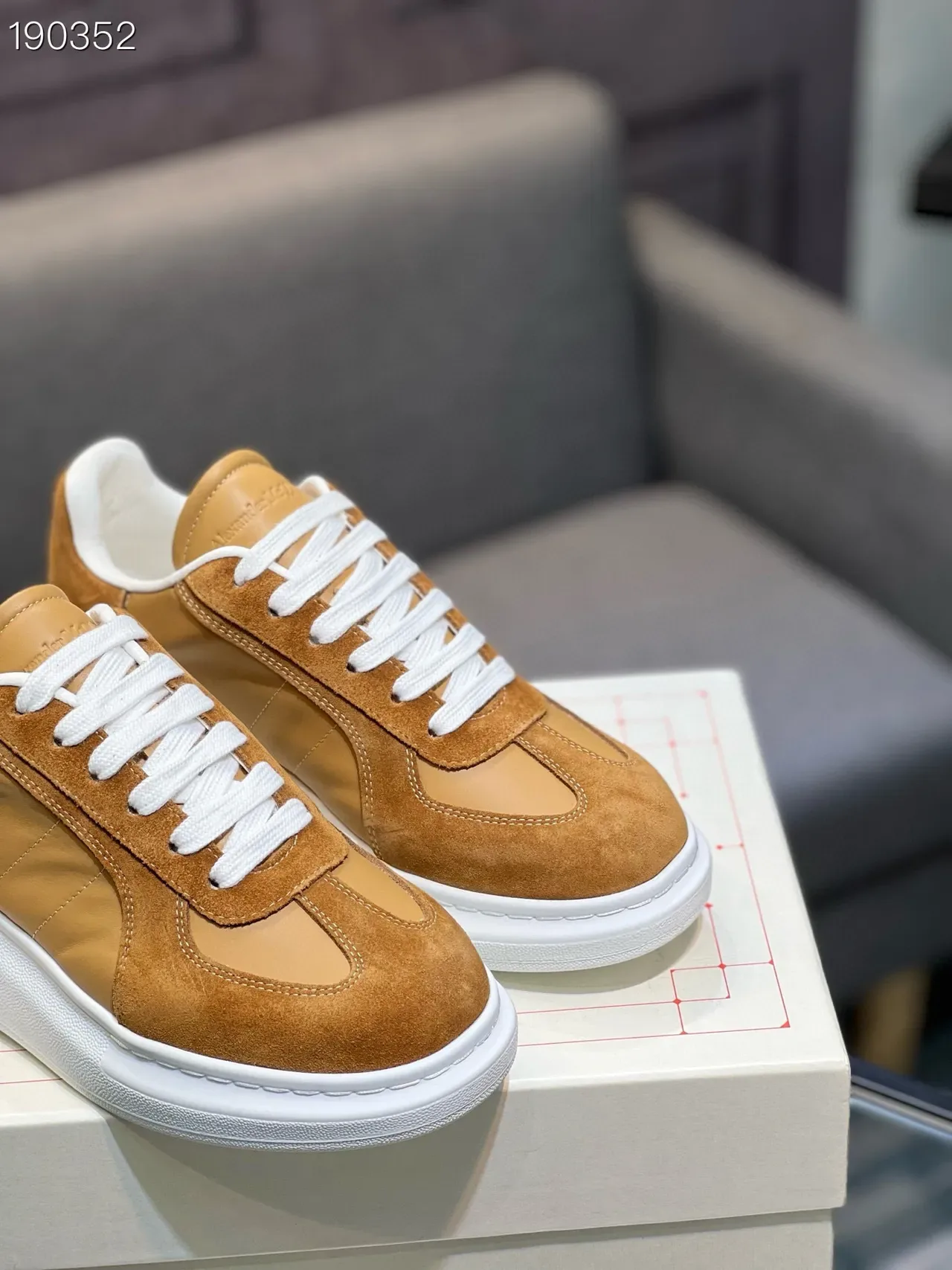 أليكسندر ماكوين حذاء رياضي oversized بلون تان سودي وجلد أحذية lifestyle 5