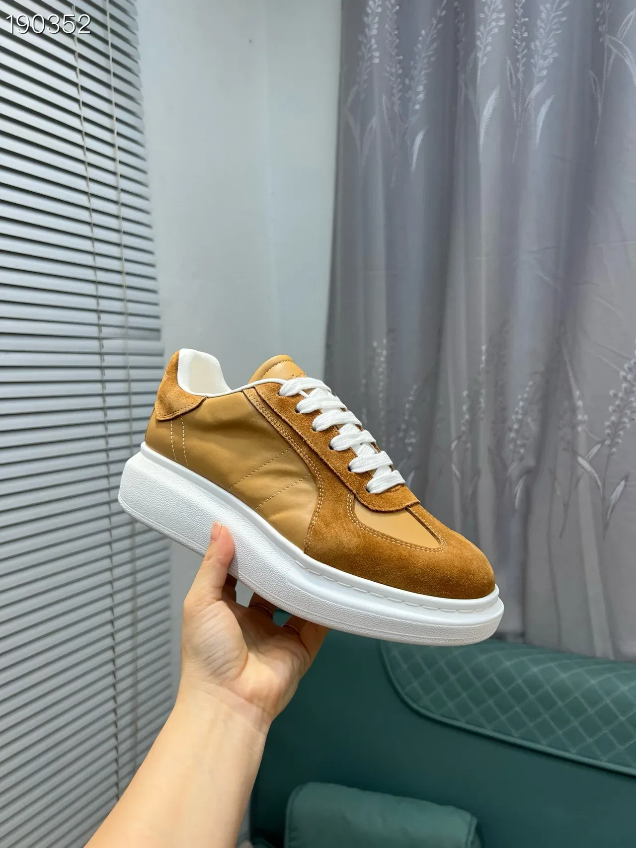 أليكسندر ماكوين حذاء رياضي oversized بلون تان سودي وجلد أحذية lifestyle 6