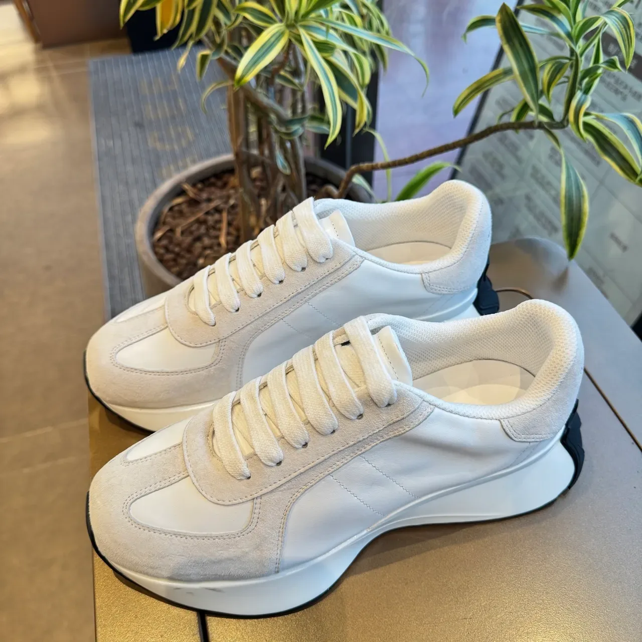 Alexander McQueen Oversized Sneaker সাদা এবং লাইট গ্রে লাইফস্টাইল স্নিকার 2