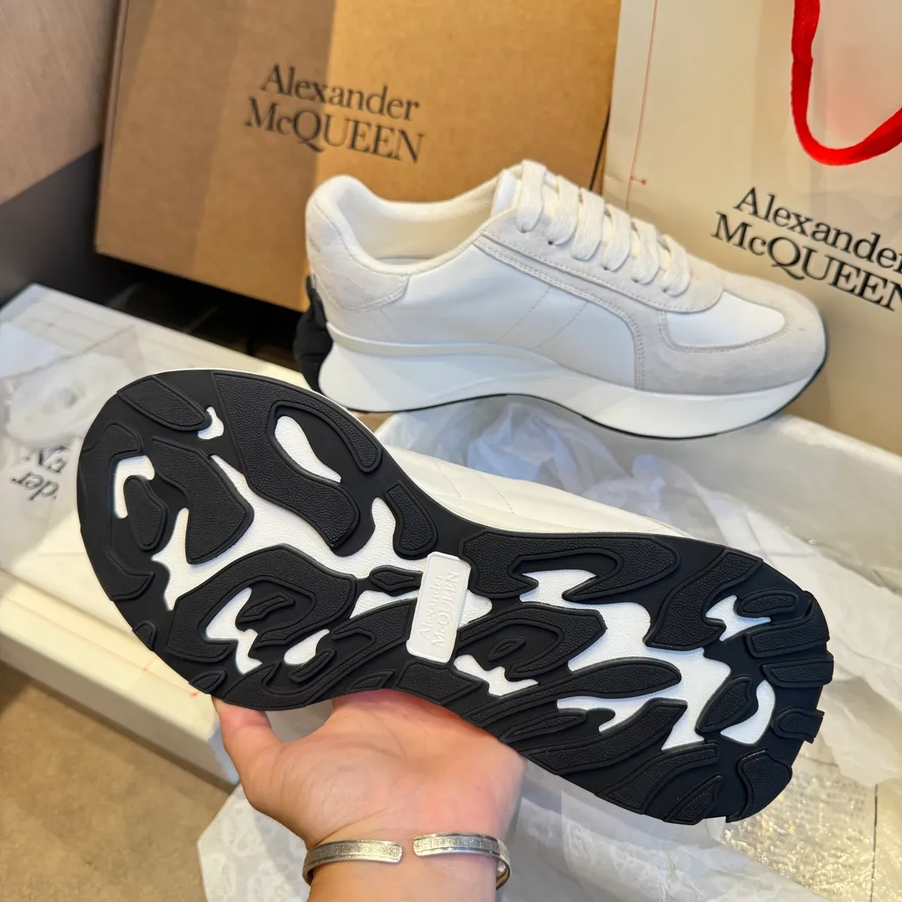 Alexander McQueen Oversized Sneaker সাদা এবং লাইট গ্রে লাইফস্টাইল স্নিকার 3