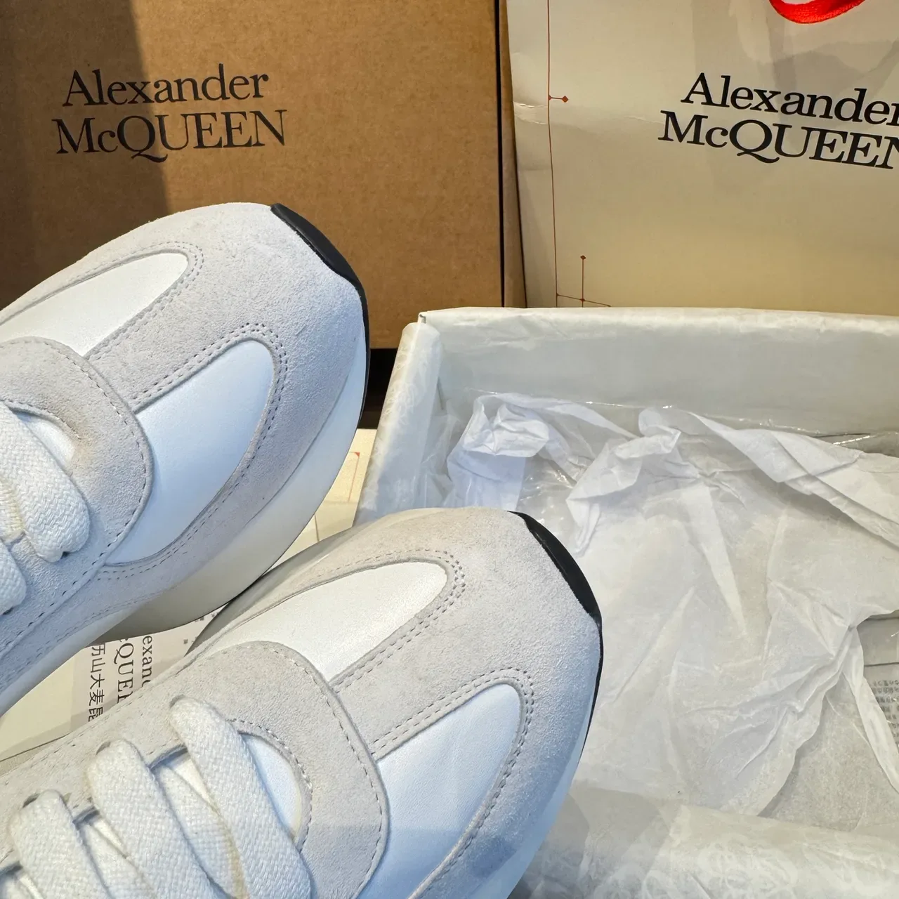 Alexander McQueen Oversized Sneaker সাদা এবং লাইট গ্রে লাইফস্টাইল স্নিকার 4