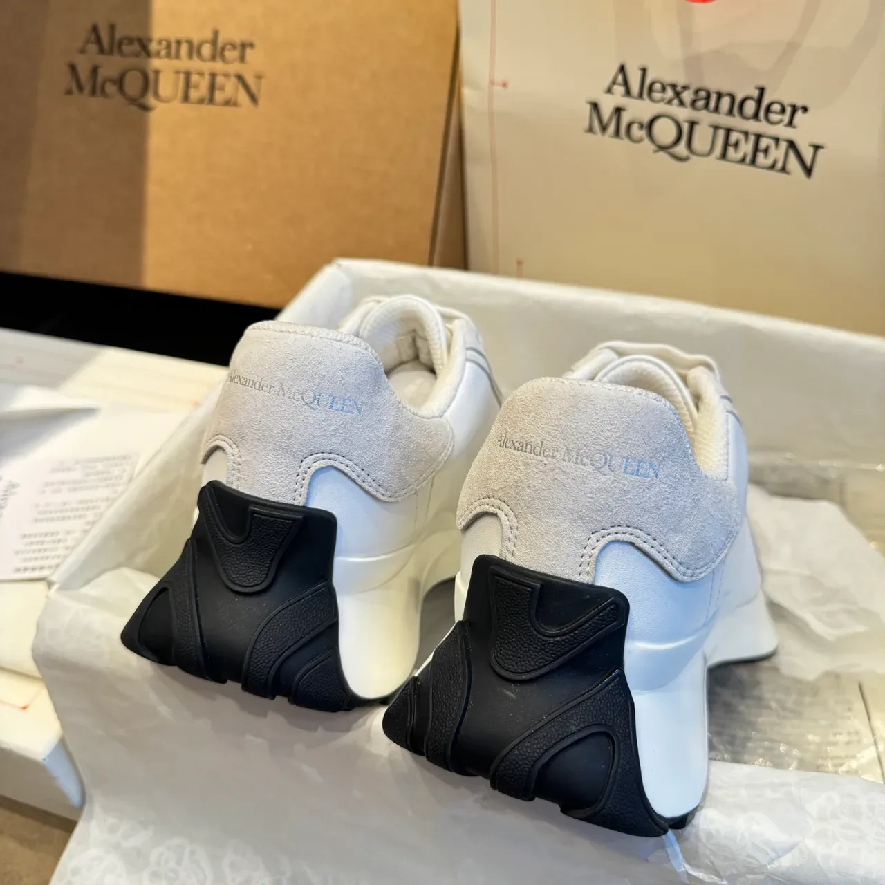 Alexander McQueen Oversized Sneaker সাদা এবং লাইট গ্রে লাইফস্টাইল স্নিকার 5