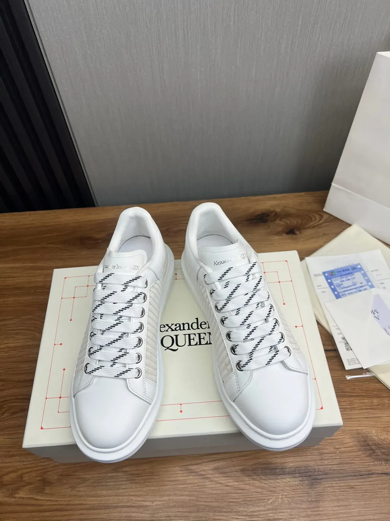 Alexander McQueen ওভারসাইজড স্নিকার সাদা এবং অফ-হোয়াইট লাইফস্টাইল স্নিকার 2