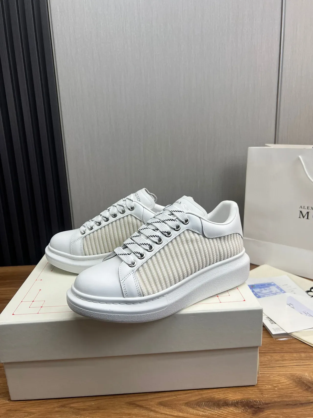 Alexander McQueen ওভারসাইজড স্নিকার সাদা এবং অফ-হোয়াইট লাইফস্টাইল স্নিকার 3