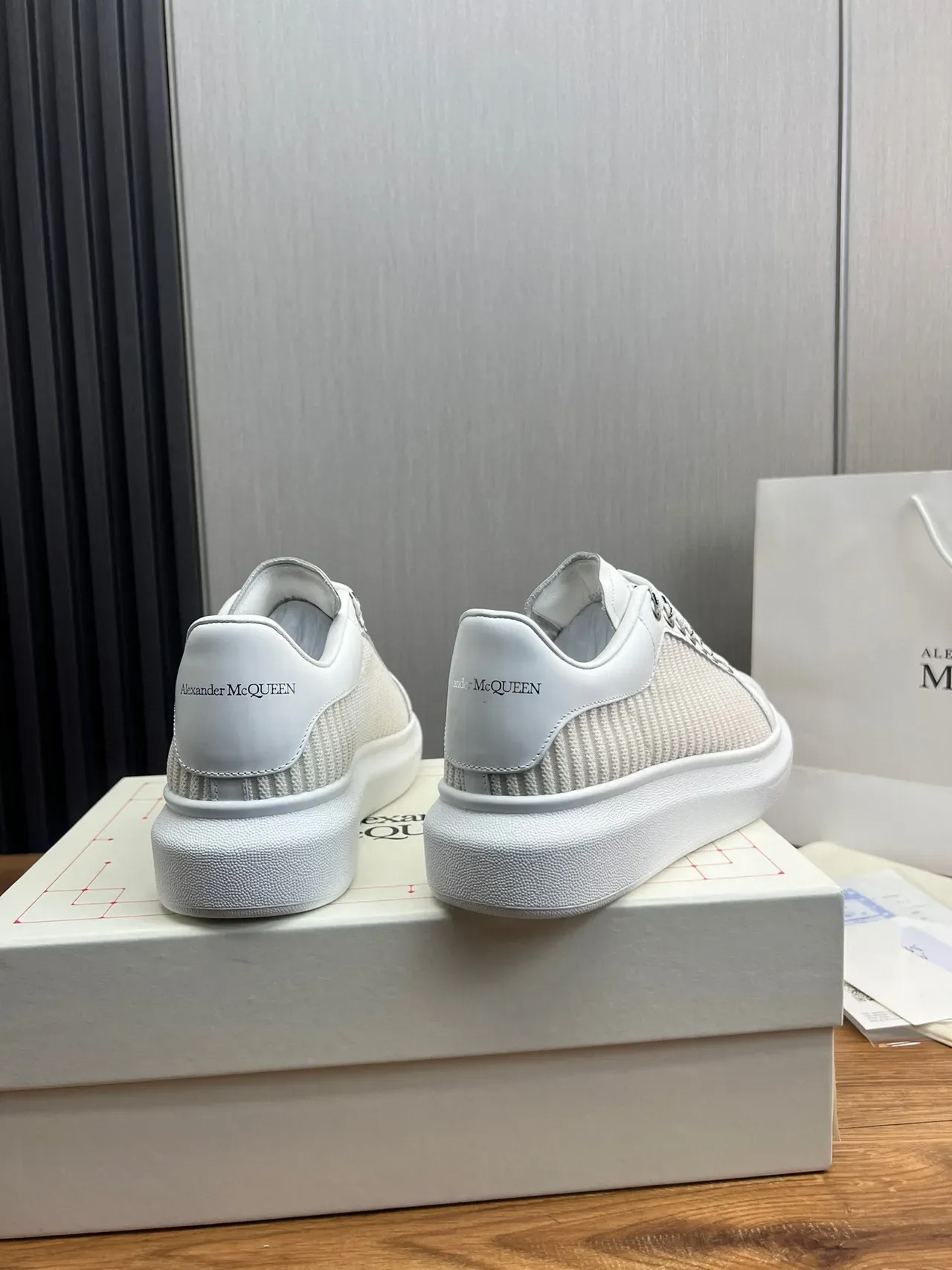 Alexander McQueen ওভারসাইজড স্নিকার সাদা এবং অফ-হোয়াইট লাইফস্টাইল স্নিকার 4