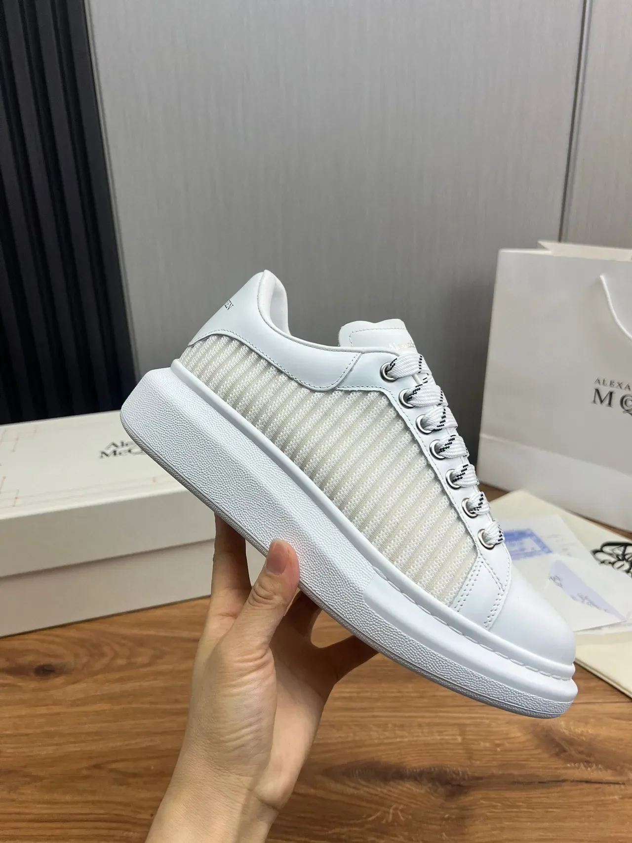 Alexander McQueen ওভারসাইজড স্নিকার সাদা এবং অফ-হোয়াইট লাইফস্টাইল স্নিকার 6