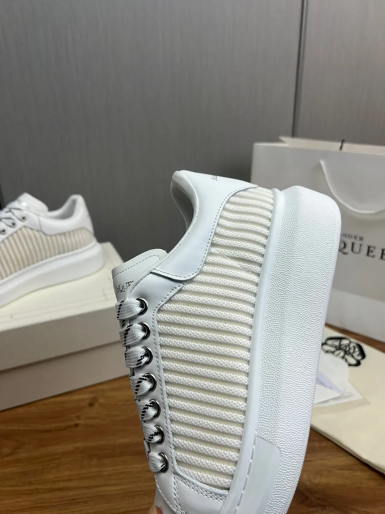 Alexander McQueen ওভারসাইজড স্নিকার সাদা এবং অফ-হোয়াইট লাইফস্টাইল স্নিকার 7