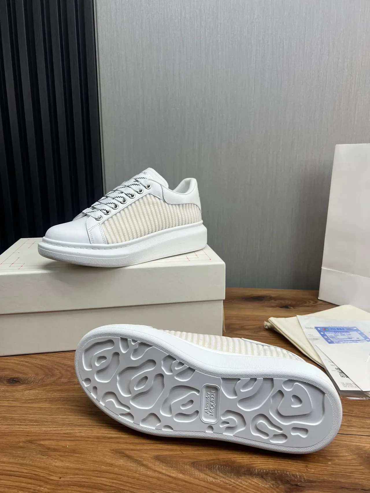 Alexander McQueen ওভারসাইজড স্নিকার সাদা এবং অফ-হোয়াইট লাইফস্টাইল স্নিকার 8
