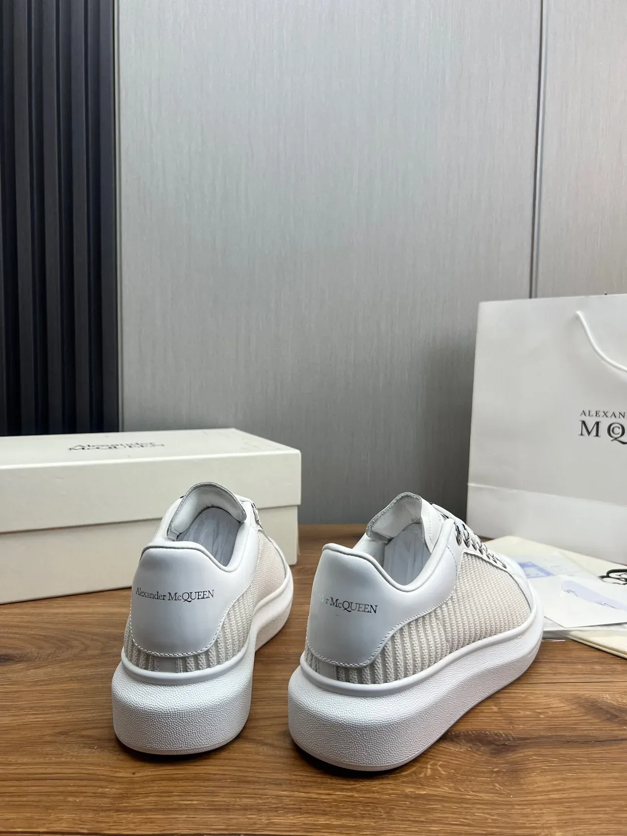 Alexander McQueen ওভারসাইজড স্নিকার সাদা এবং অফ-হোয়াইট লাইফস্টাইল স্নিকার 9