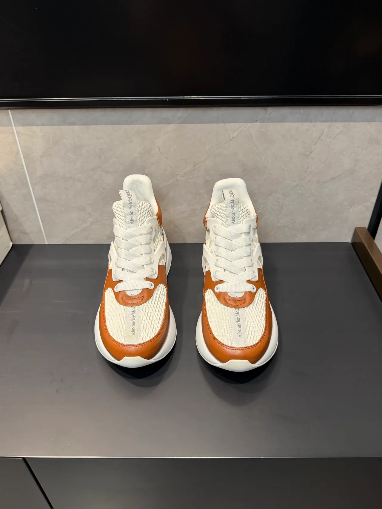 Alexander McQueen ওভারসাইজড সাদা এবং ট্যান চাঙ্কি স্নিকার 2