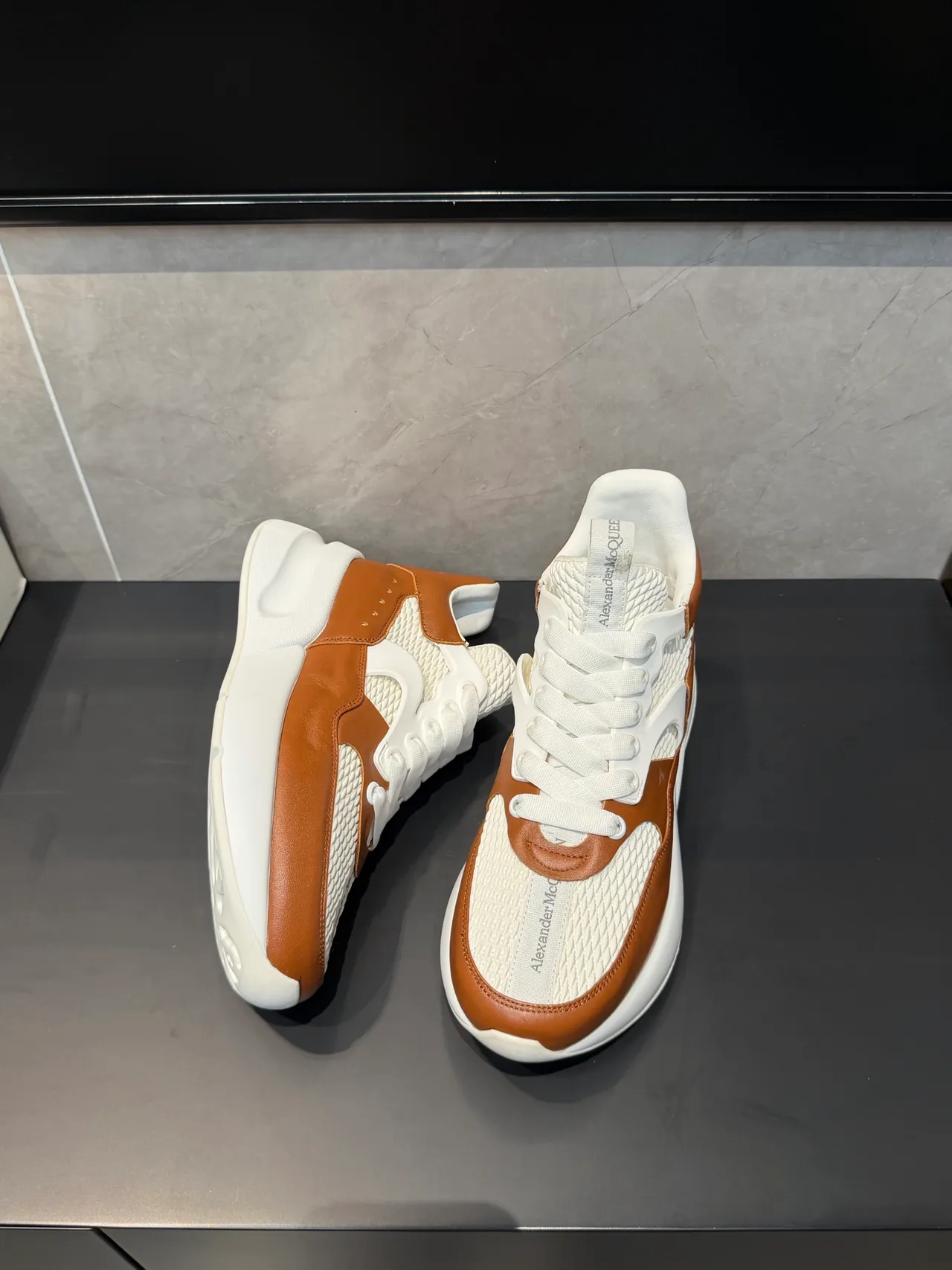Alexander McQueen ওভারসাইজড সাদা এবং ট্যান চাঙ্কি স্নিকার 3