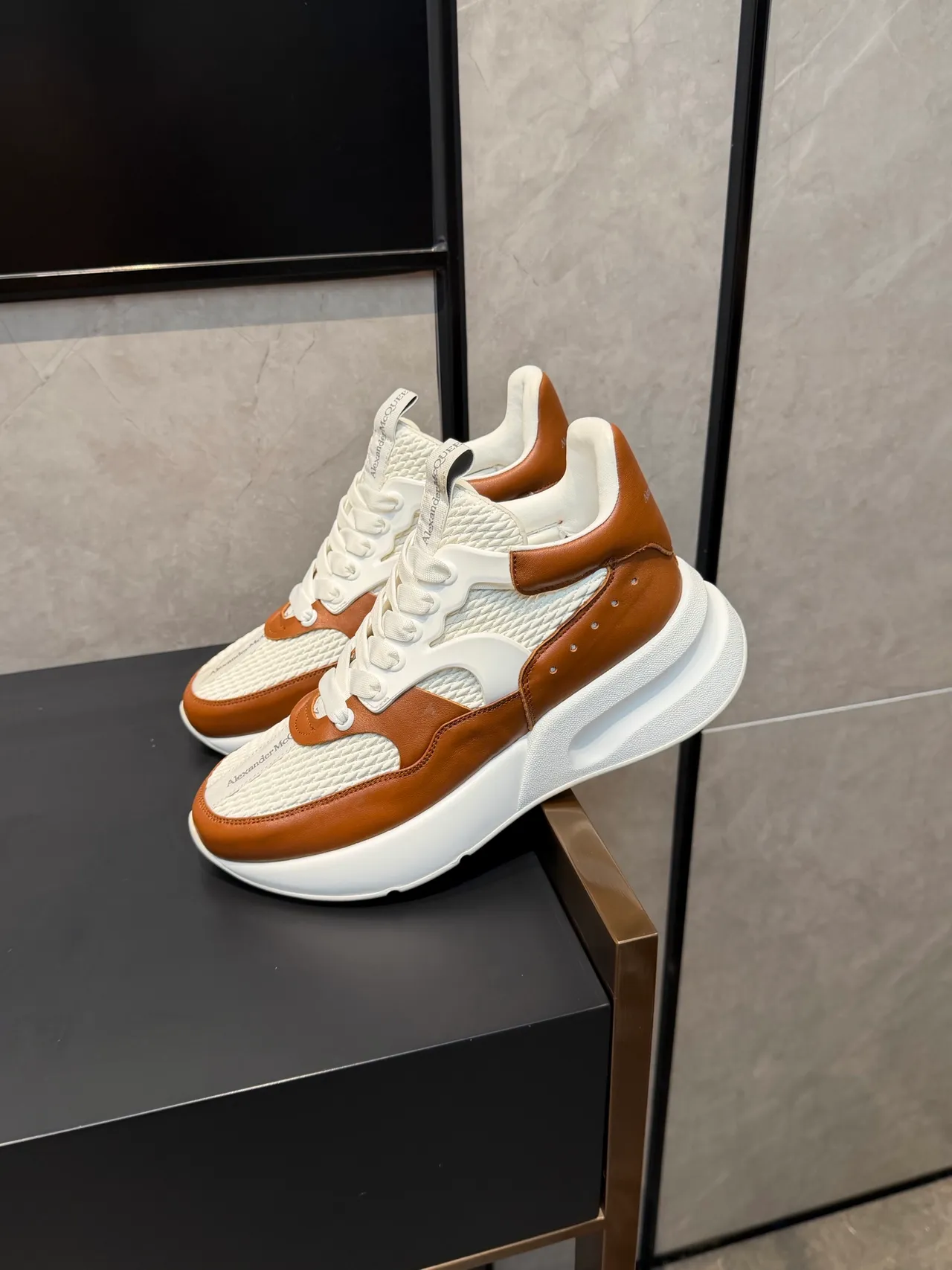 Alexander McQueen ওভারসাইজড সাদা এবং ট্যান চাঙ্কি স্নিকার 4