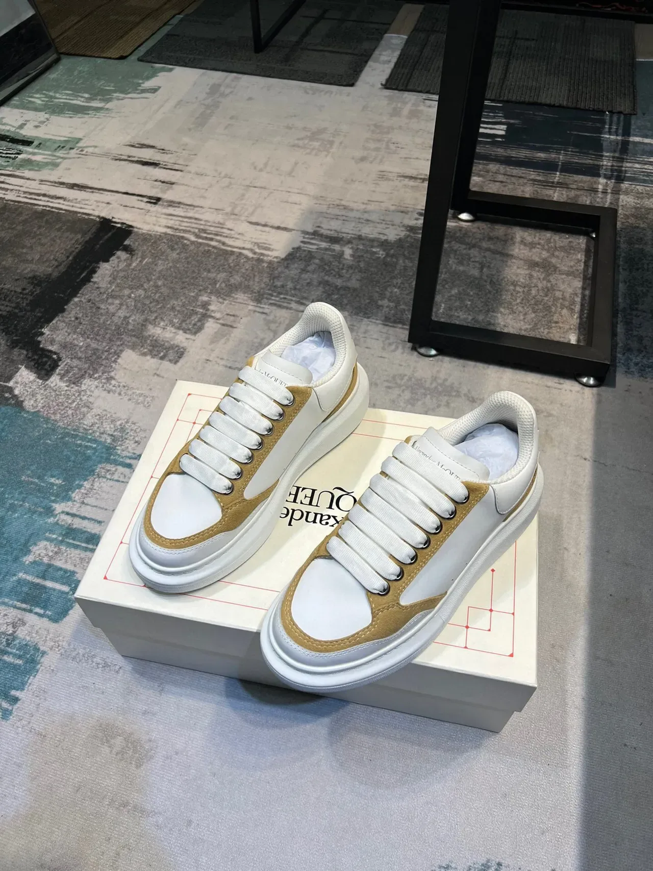 Alexander McQueen Oversized স্নিকার সাদা এবং ট্যান লাইফস্টাইল স্নিকার 6