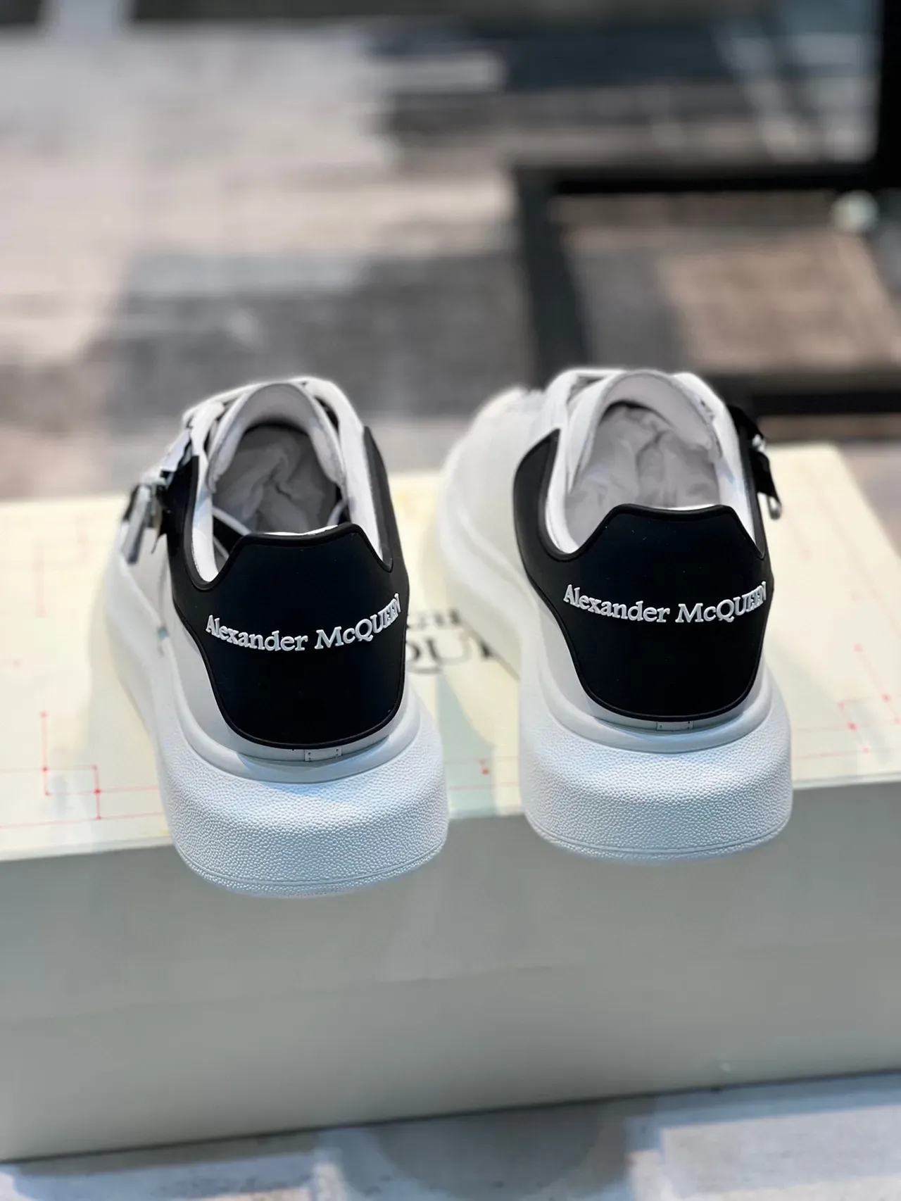 Alexander McQueen Sneakers Oversized Blanc Noir Logo Rayures Style de Vie Sneakers 2