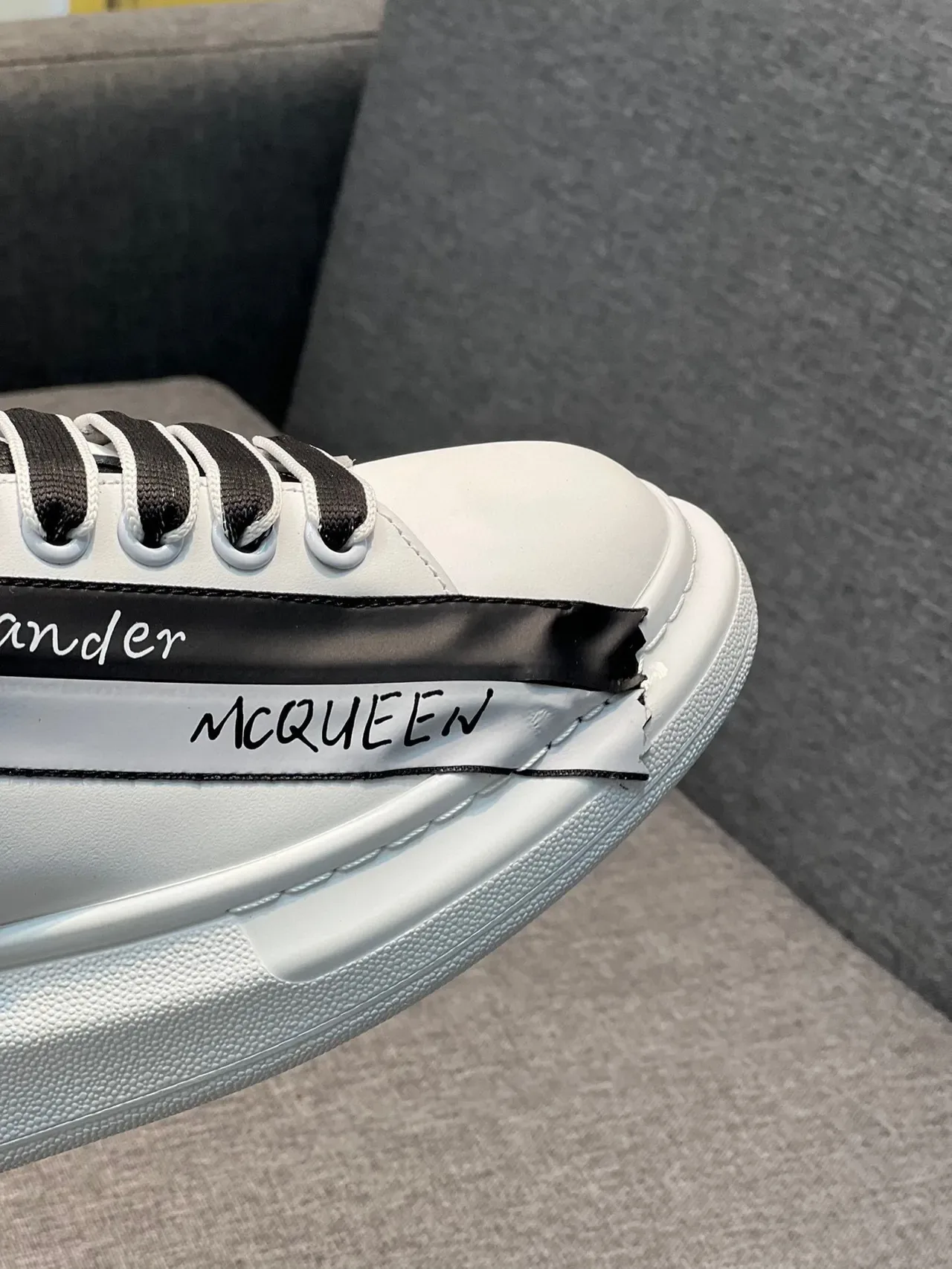 Alexander McQueen Sneakers Oversized Blanc Noir Logo Rayures Style de Vie Sneakers 3