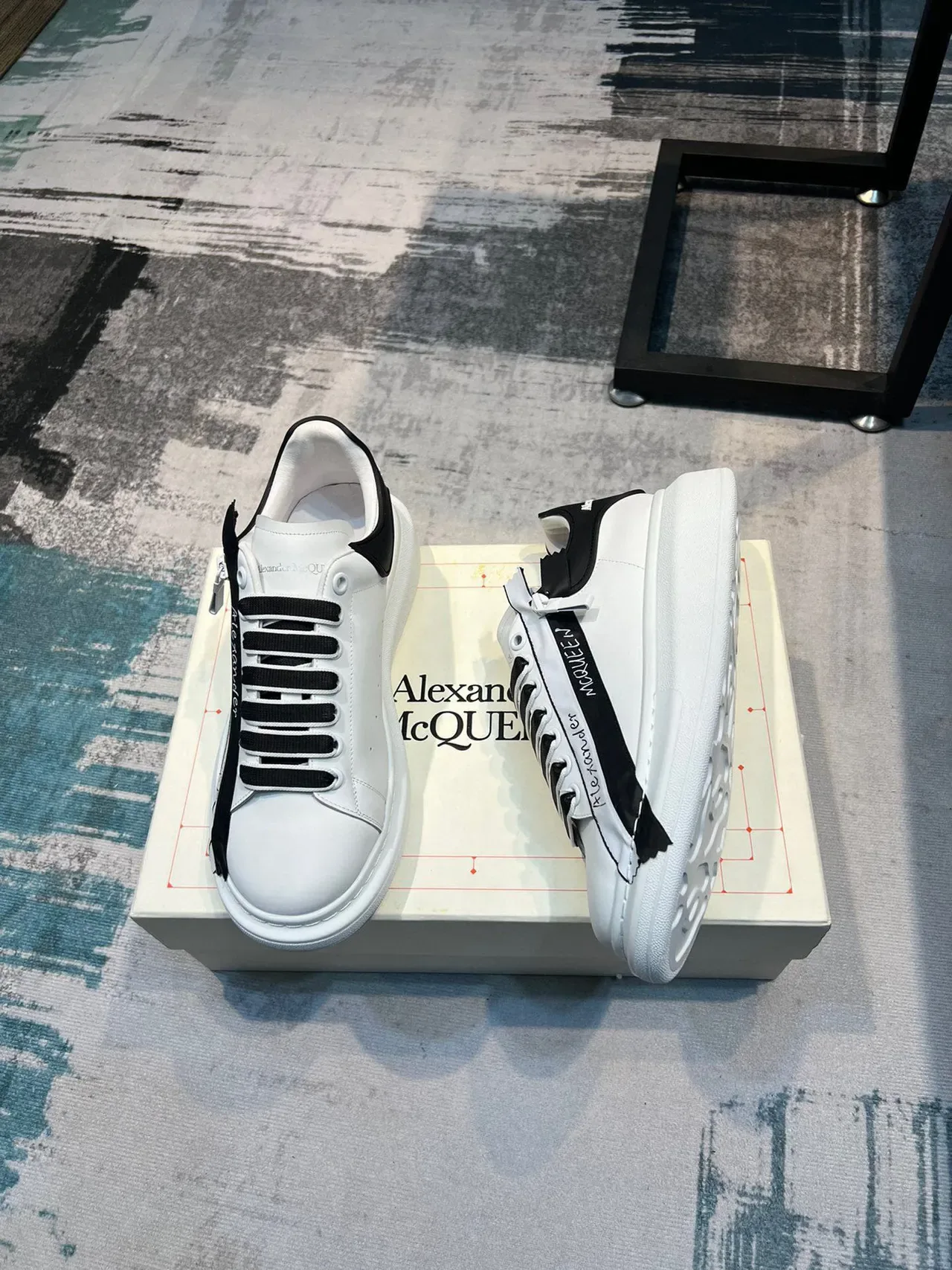 Alexander McQueen Sneakers Oversized Blanc Noir Logo Rayures Style de Vie Sneakers 4