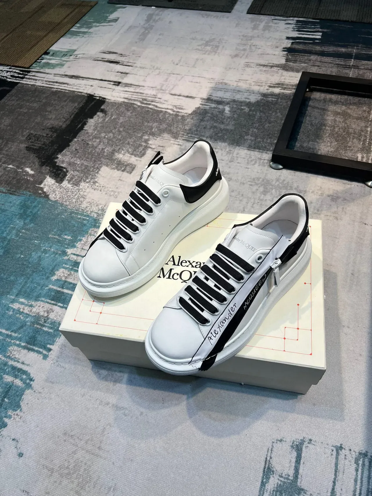 Alexander McQueen Sneakers Oversized Blanc Noir Logo Rayures Style de Vie Sneakers 5