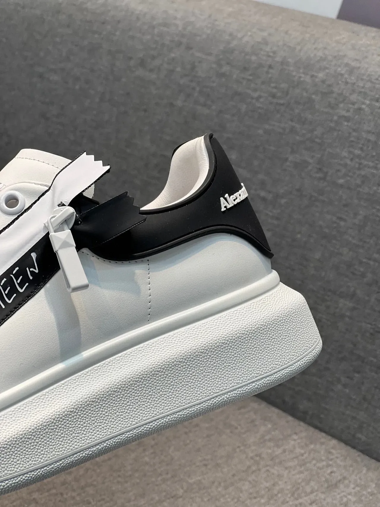 Alexander McQueen Sneakers Oversized Blanc Noir Logo Rayures Style de Vie Sneakers 7