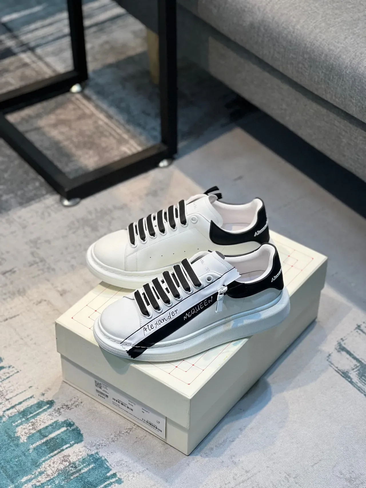 Alexander McQueen Sneakers Oversized Blanc Noir Logo Rayures Style de Vie Sneakers 8