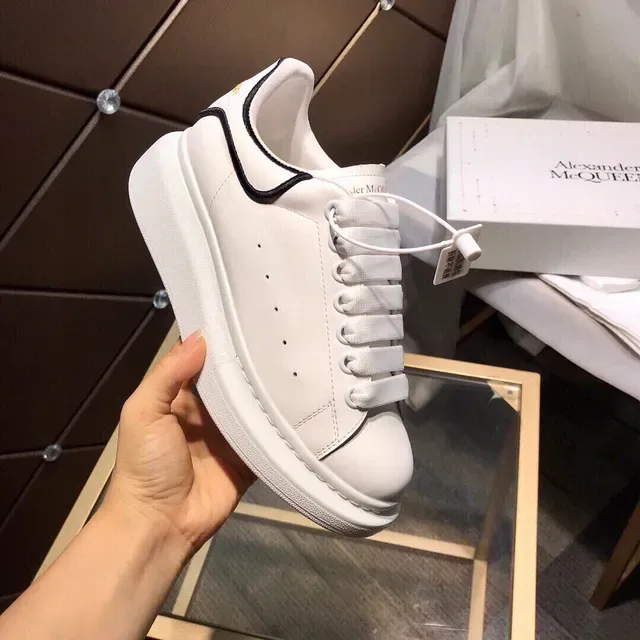 Alexander McQueen Tênis Oversized Branco e Preto Sola Plataforma Couro Superior Liso Lifestyle 2