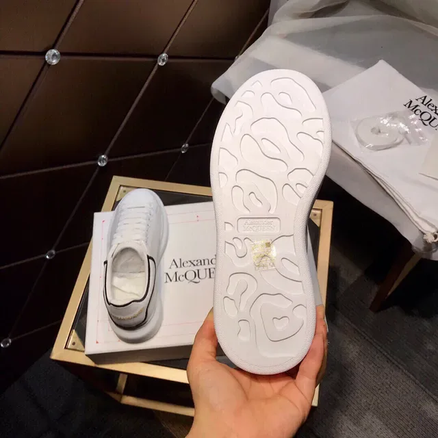 Alexander McQueen Tênis Oversized Branco e Preto Sola Plataforma Couro Superior Liso Lifestyle 4