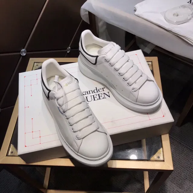 Alexander McQueen Tênis Oversized Branco e Preto Sola Plataforma Couro Superior Liso Lifestyle 7