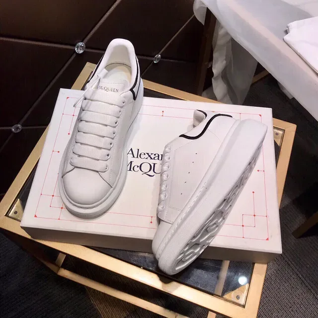 Alexander McQueen Tênis Oversized Branco e Preto Sola Plataforma Couro Superior Liso Lifestyle 8