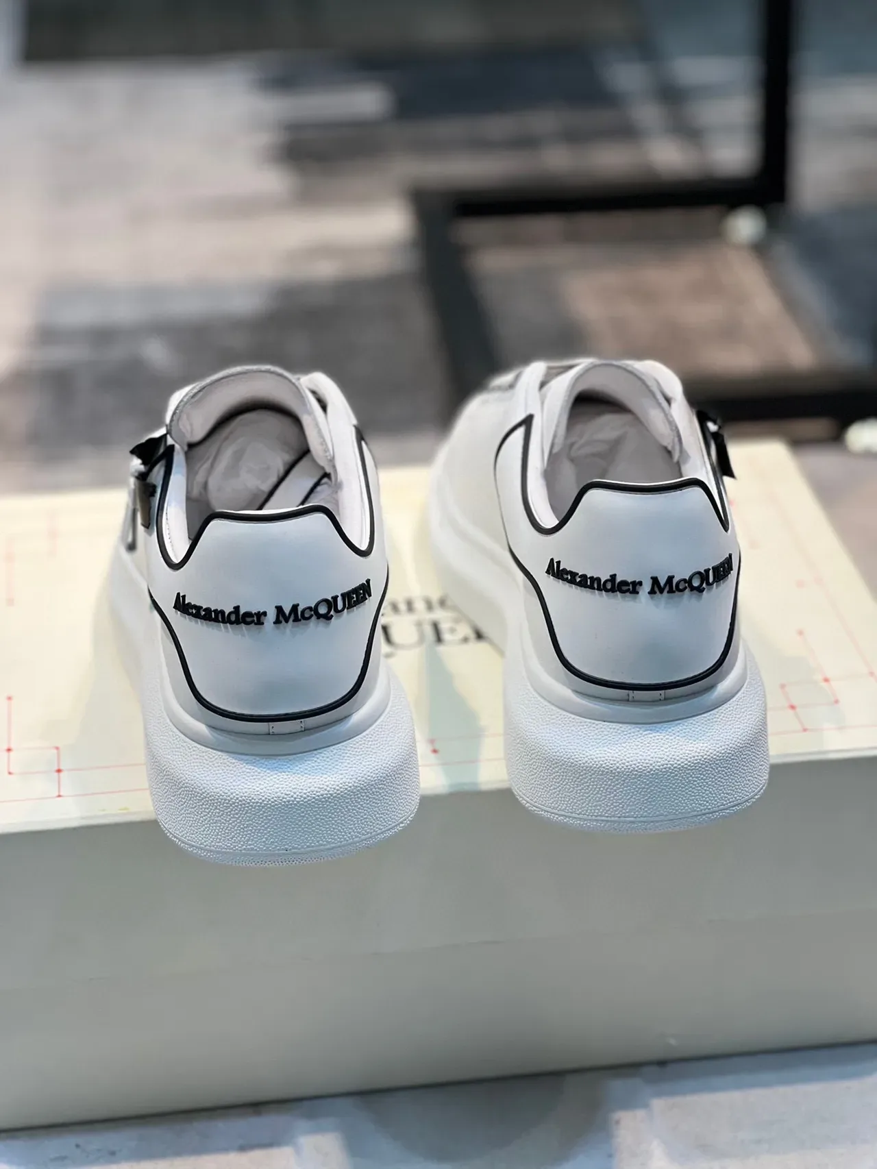 Alexander McQueen Oversized Sneaker Branco Preto Detalhe Fita Lifestyle Sneakers 2