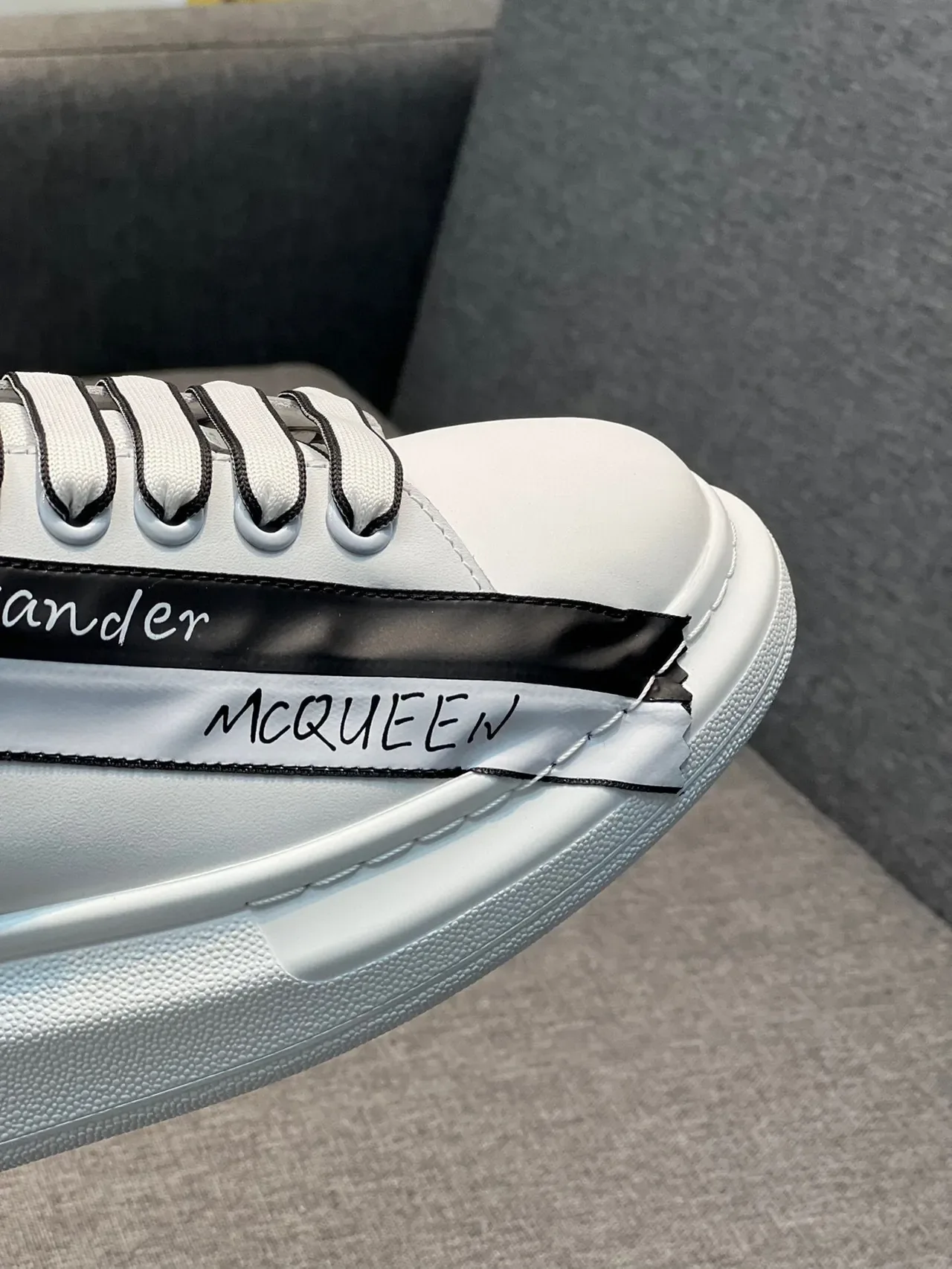 Alexander McQueen Oversized Sneaker Branco Preto Detalhe Fita Lifestyle Sneakers 3