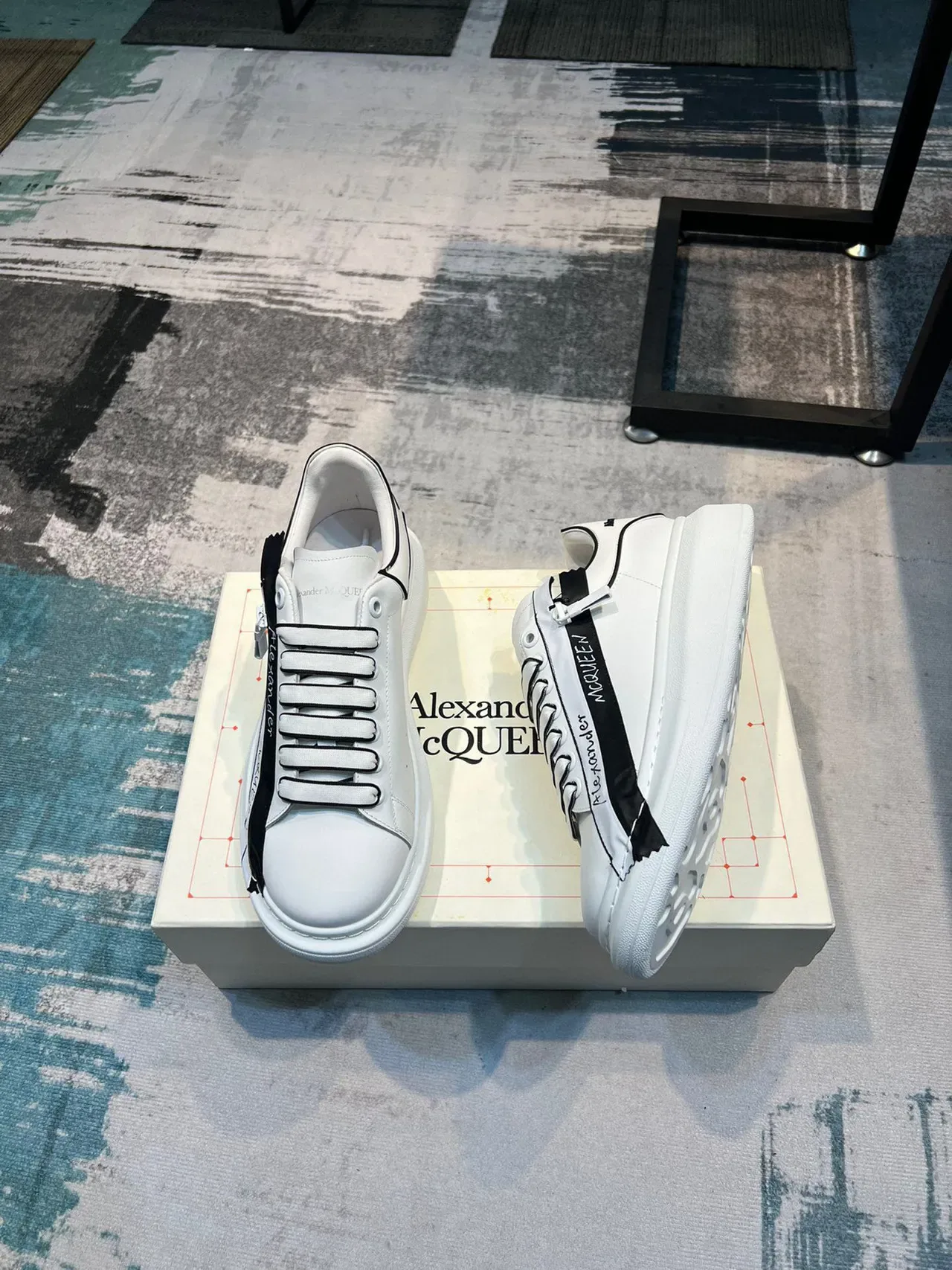 Alexander McQueen Oversized Sneaker Branco Preto Detalhe Fita Lifestyle Sneakers 4
