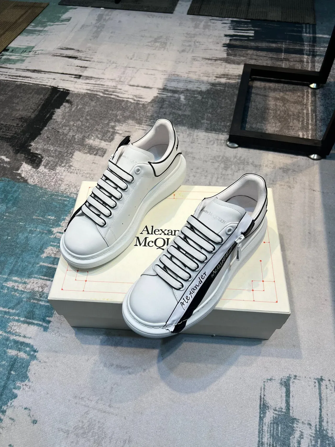 Alexander McQueen Oversized Sneaker Branco Preto Detalhe Fita Lifestyle Sneakers 5