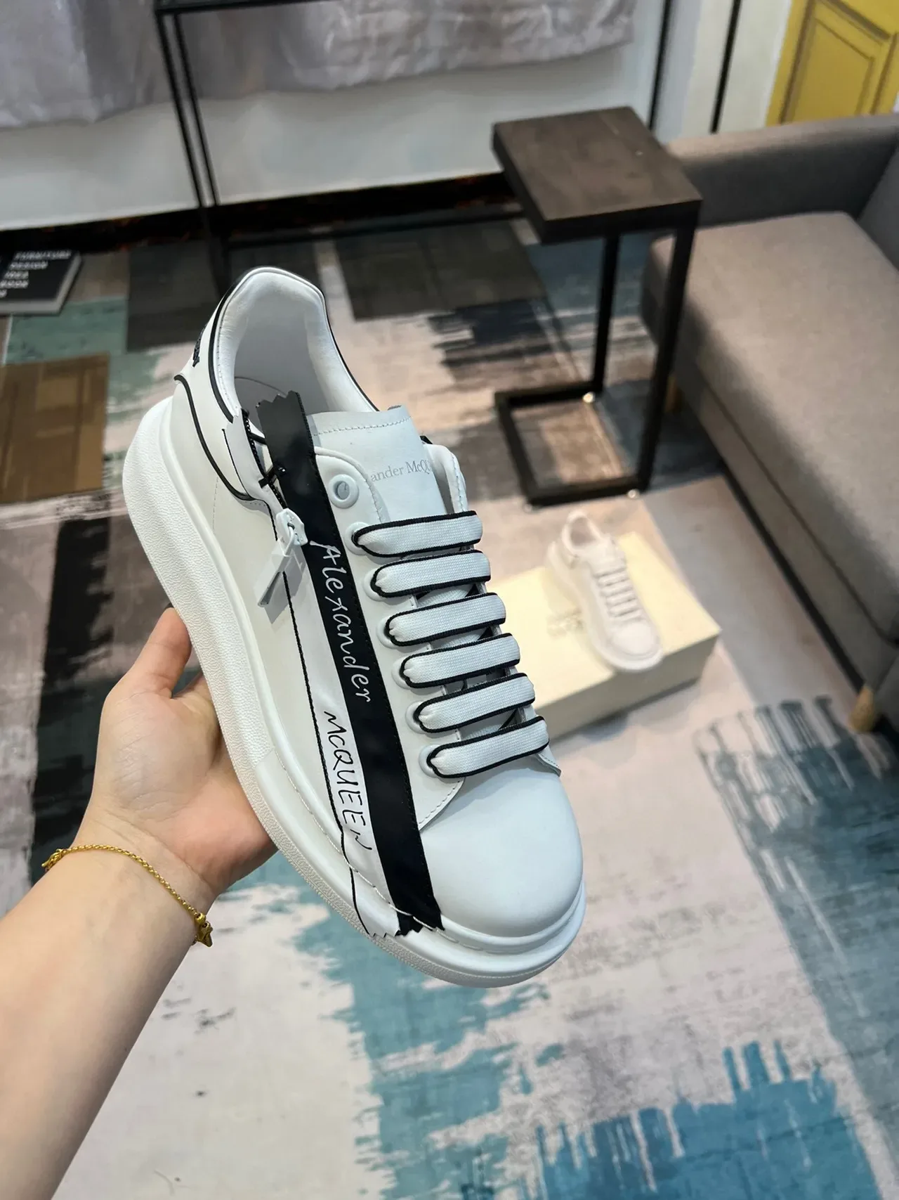 Alexander McQueen Oversized Sneaker Branco Preto Detalhe Fita Lifestyle Sneakers 6