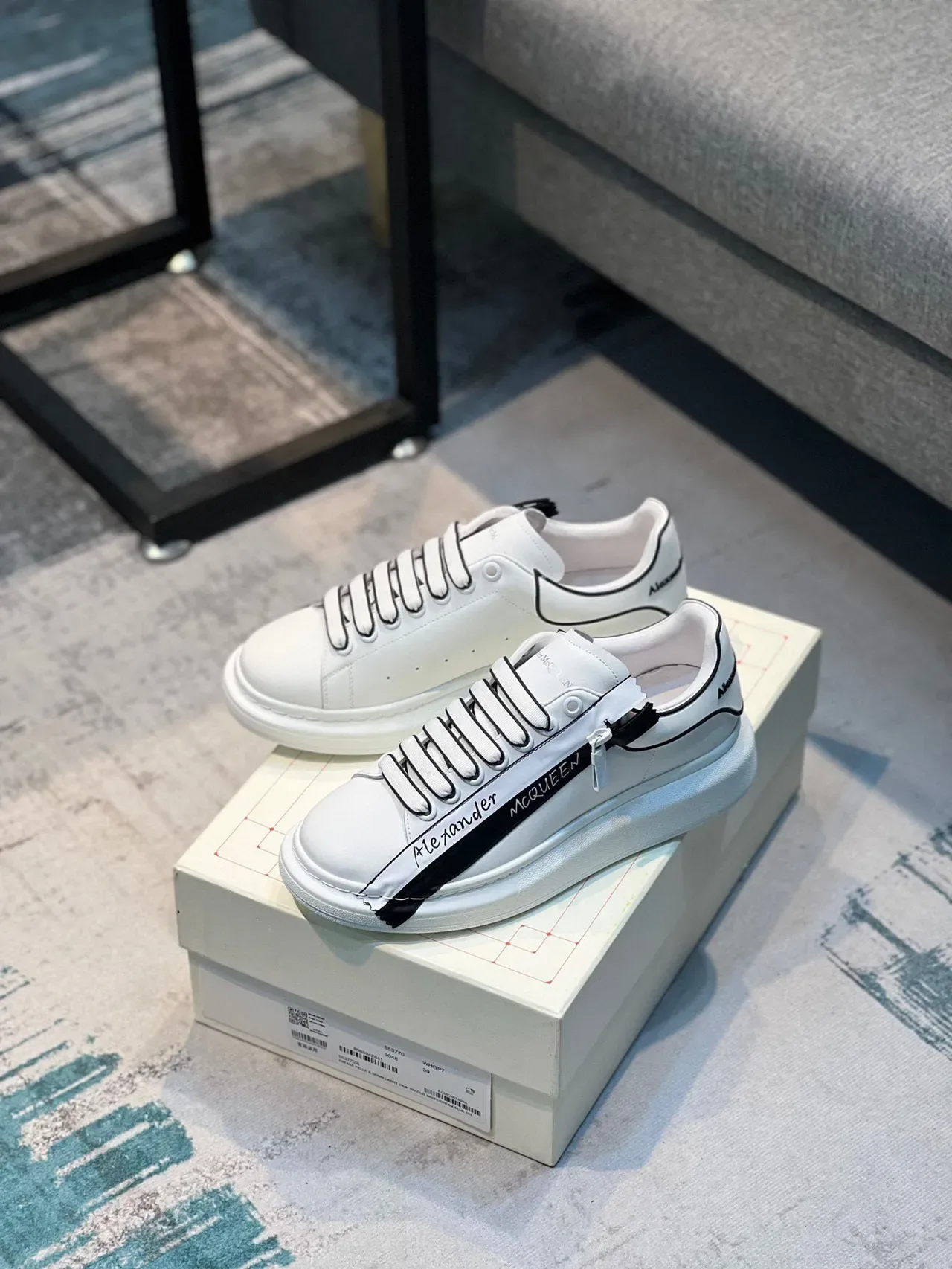 Alexander McQueen Oversized Sneaker Branco Preto Detalhe Fita Lifestyle Sneakers 7