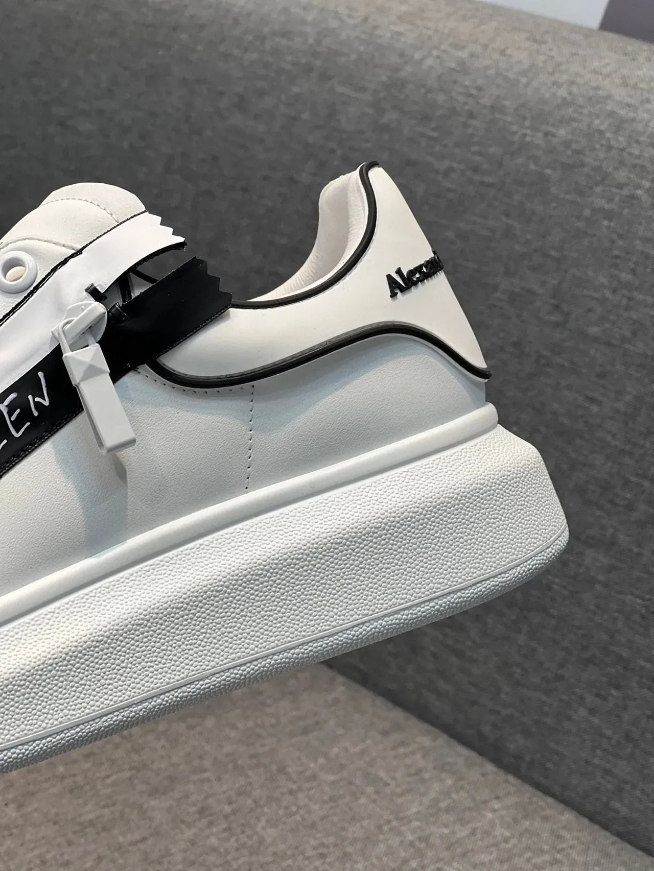 Alexander McQueen Oversized Sneaker Branco Preto Detalhe Fita Lifestyle Sneakers 8