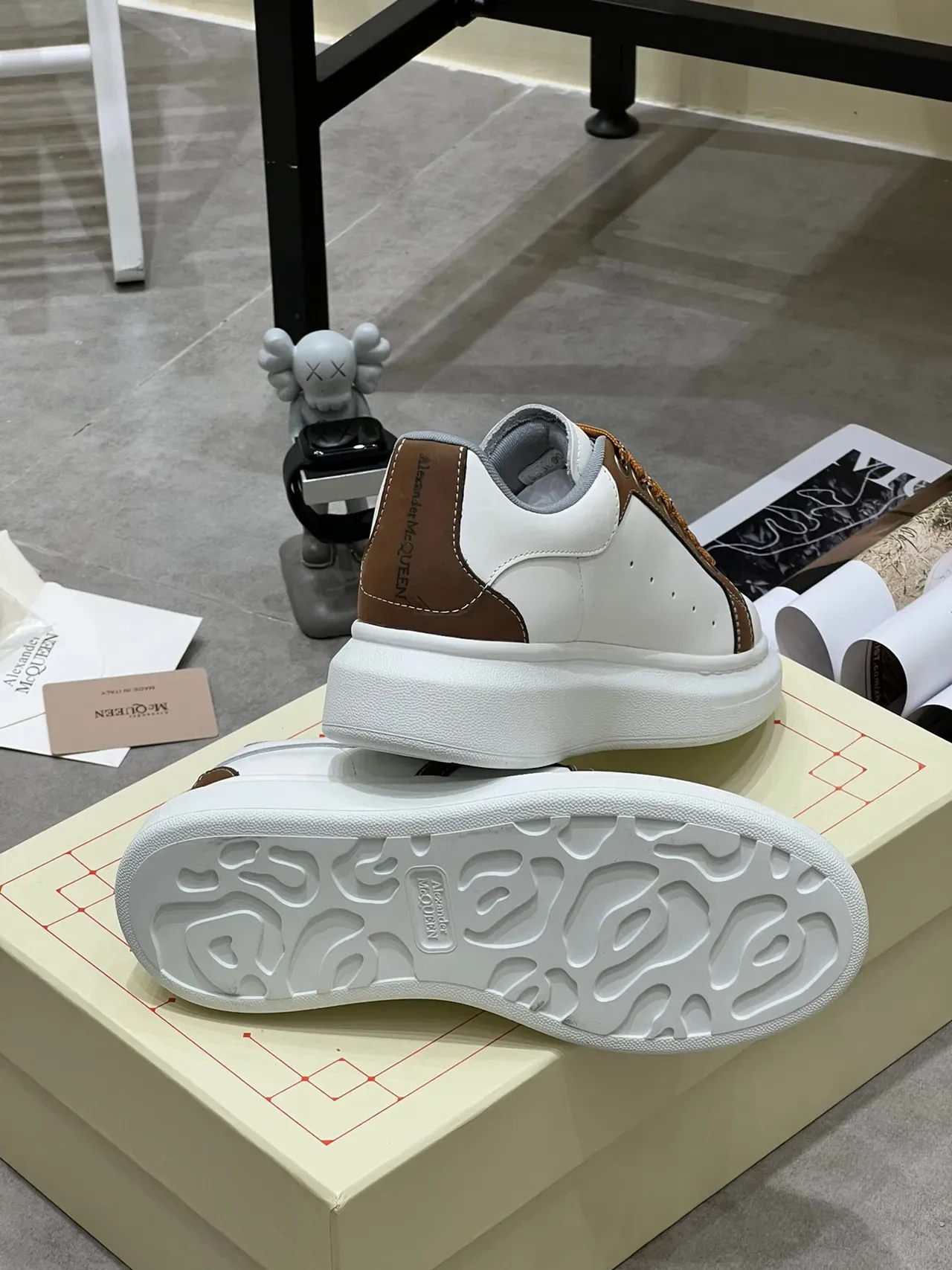 Alexander McQueen Sneakers Oversized Blanc et Marron en Cuir Lifestyle 2