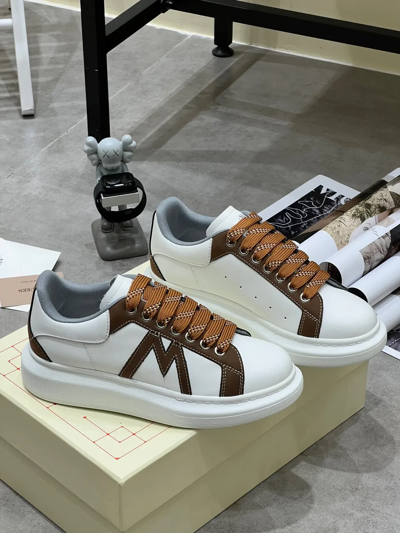 Alexander McQueen Sneakers Oversized Blanc et Marron en Cuir Lifestyle 3