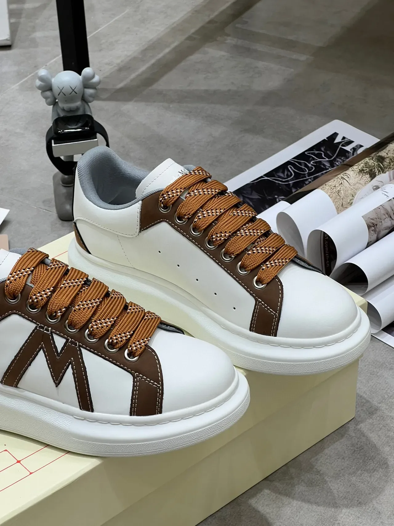 Alexander McQueen Sneakers Oversized Blanc et Marron en Cuir Lifestyle 4
