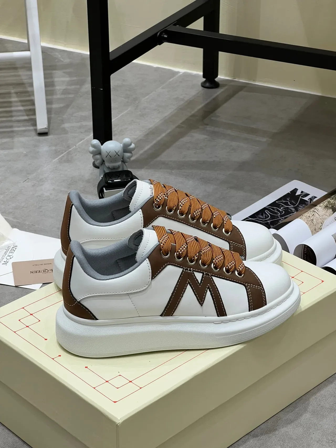 Alexander McQueen Sneakers Oversized Blanc et Marron en Cuir Lifestyle 5