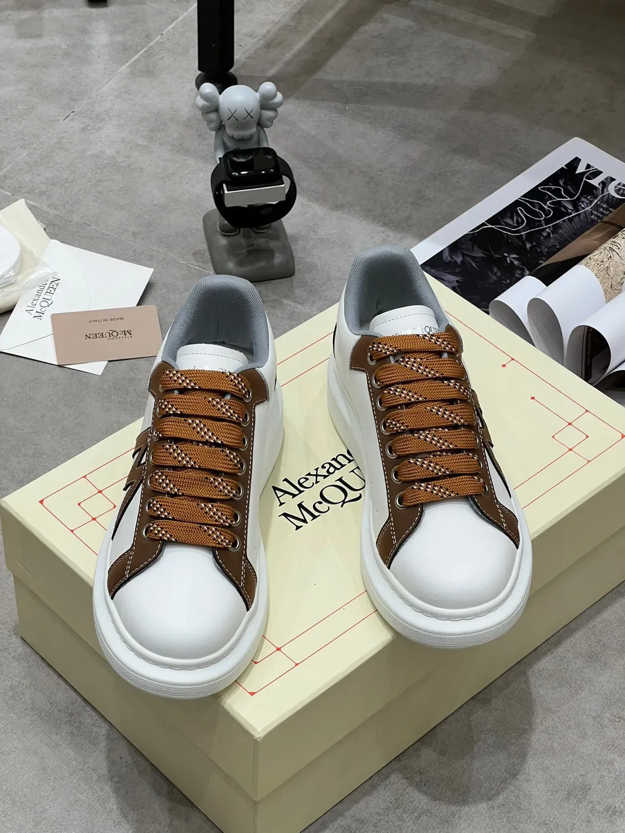Alexander McQueen Sneakers Oversized Blanc et Marron en Cuir Lifestyle 6