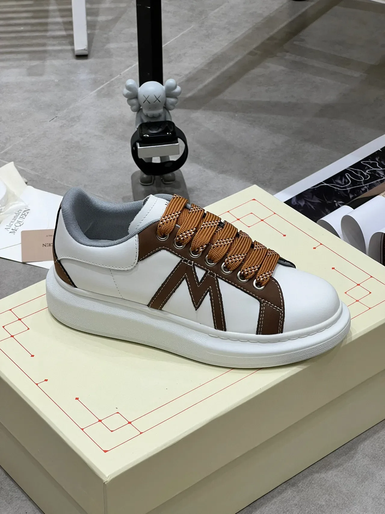 Alexander McQueen Sneakers Oversized Blanc et Marron en Cuir Lifestyle 7