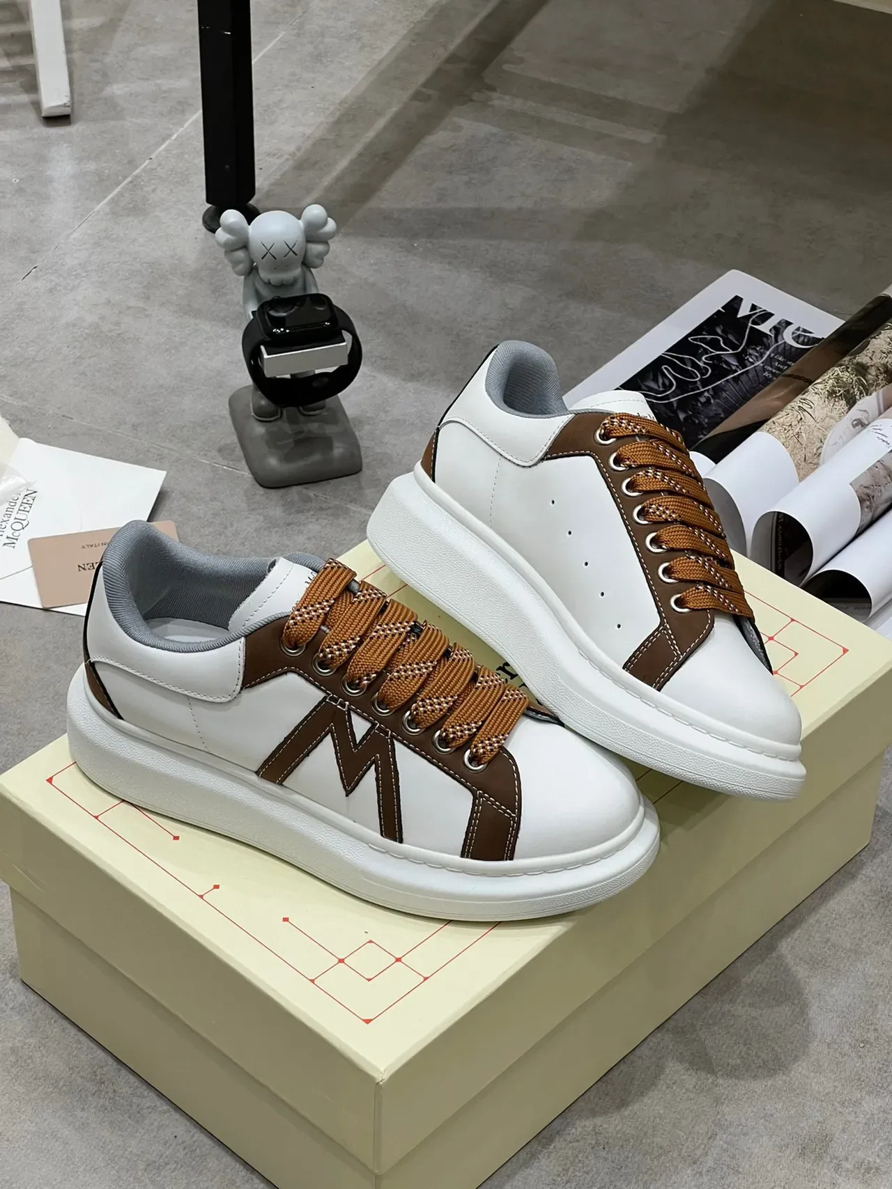 Alexander McQueen Sneakers Oversized Blanc et Marron en Cuir Lifestyle 8