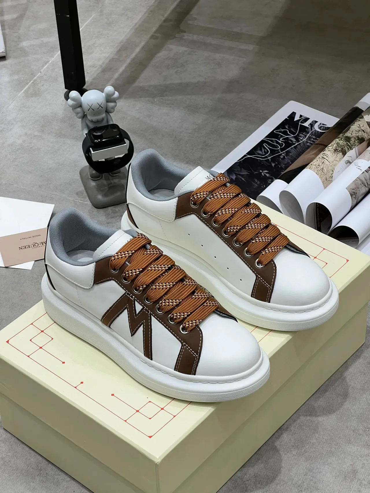 Alexander McQueen Sneakers Oversized Blanc et Marron en Cuir Lifestyle 9