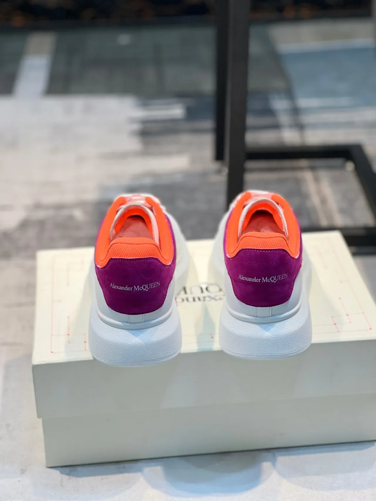 Alexander McQueen Tênis oversized branco laranja roxo Tênis lifestyle 2