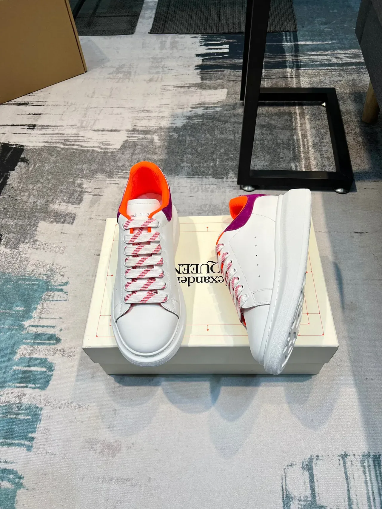 Alexander McQueen Tênis oversized branco laranja roxo Tênis lifestyle 4